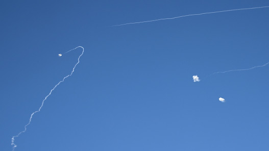 دوي انفجارات في تل أبيب بعد إنذار من إطلاق صواريخ على وسط إسرائيل