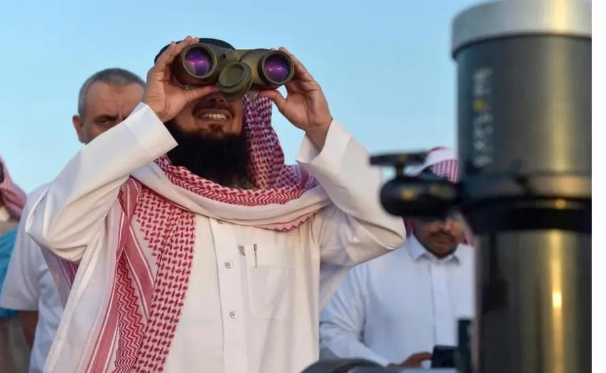 السعودية تستعد لتحري هلال العيد بمشاركة لجان متعددة الجنسيات .. ومركز الفلك يحسم الجدل