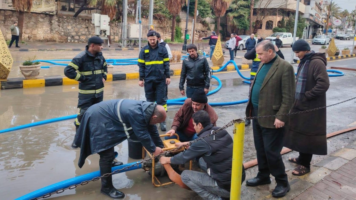 رئيس لجنة بلدية جرش يقود متابعة ميدانية لأعمال تصريف المياه في منطقة القيروان