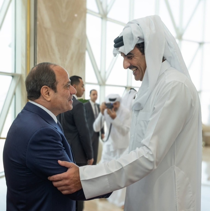 سمو امير قطر  يتقدم مستقبلي الرئيس المصري