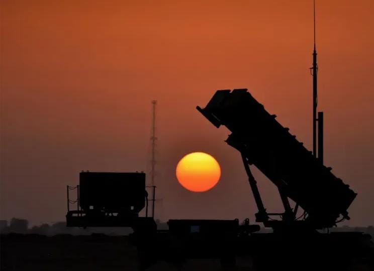 الدفاعات الجوية السعودية تتصدى لموجة عنيفة من الهجمات الإيرانية