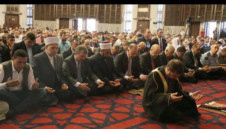 الأردنيون يؤدون صلاة عيد الفطر في جميع المحافظات
