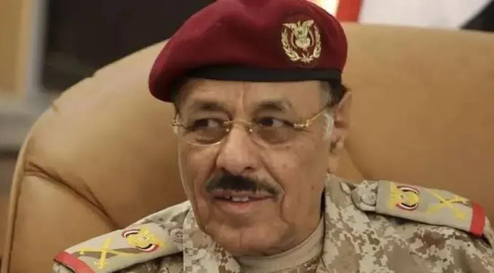 الفريق الركن علي محسن الأحمر يهنئ بعيد الفطر ويؤكد ضرورة وحدة الصف العربي لمواجهة التحديات الإقليمية