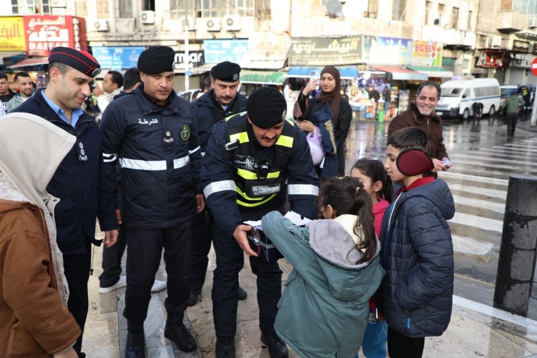 إدارة السير تشارك المواطنين فرحة عيد الفطر بتوزيع التهاني والحلويات..صور