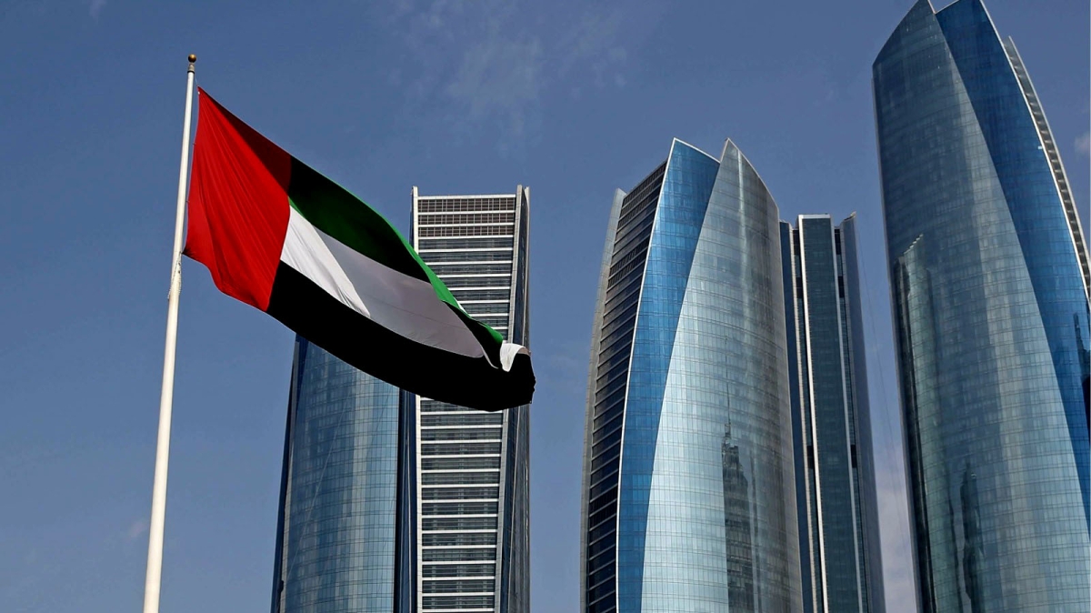 الإمارات: التعامل مع 7 صواريخ و15 مسيرة من إيران