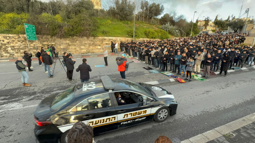 محافظة القدس: مصلون يؤدون صلاة العيد بمحيط المسجد الأقصى وسط إغلاقات وتضييقات