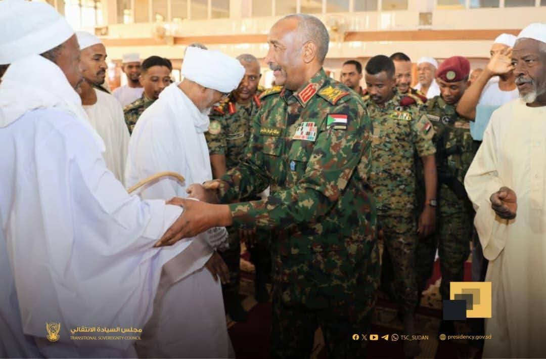 رئيس مجلس السيادة السوداني  يشارك مواطني منطقة شمبات فرحة عيد الفطر المبارك...صور