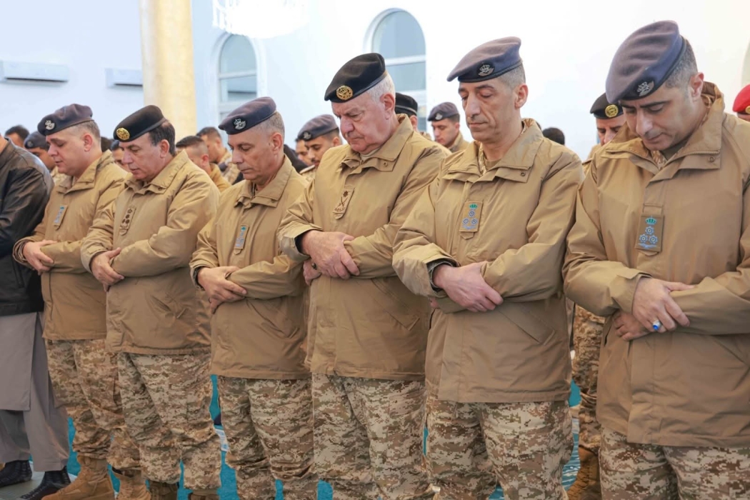 رئيس هيئة الأركان المشتركة يؤدي صلاة عيد الفطر ويلتقي عدد من مرتبات سلاح الجو الملكي...صور