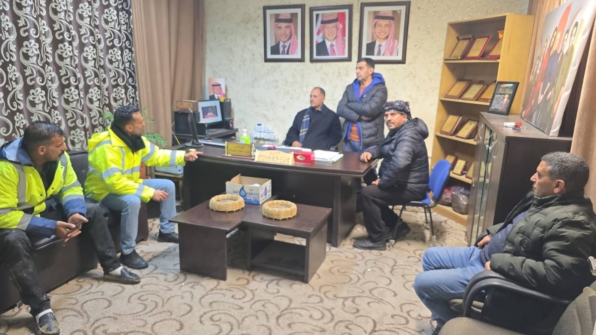 بلدية الطفيلة الكبرى تتعامل مع إغلاقات طرق بسبب تراكم الطمم والحجارة