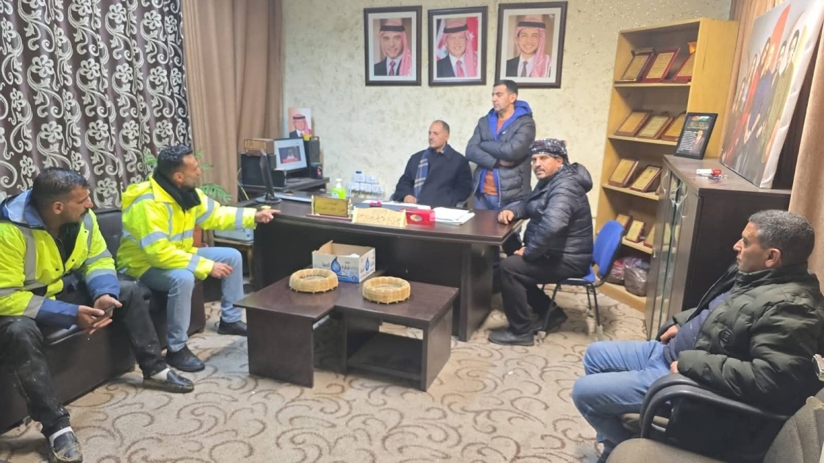 بلدية الطفيلة الكبرى تتعامل مع إغلاقات طرق بسبب تراكم الطمم والحجارة