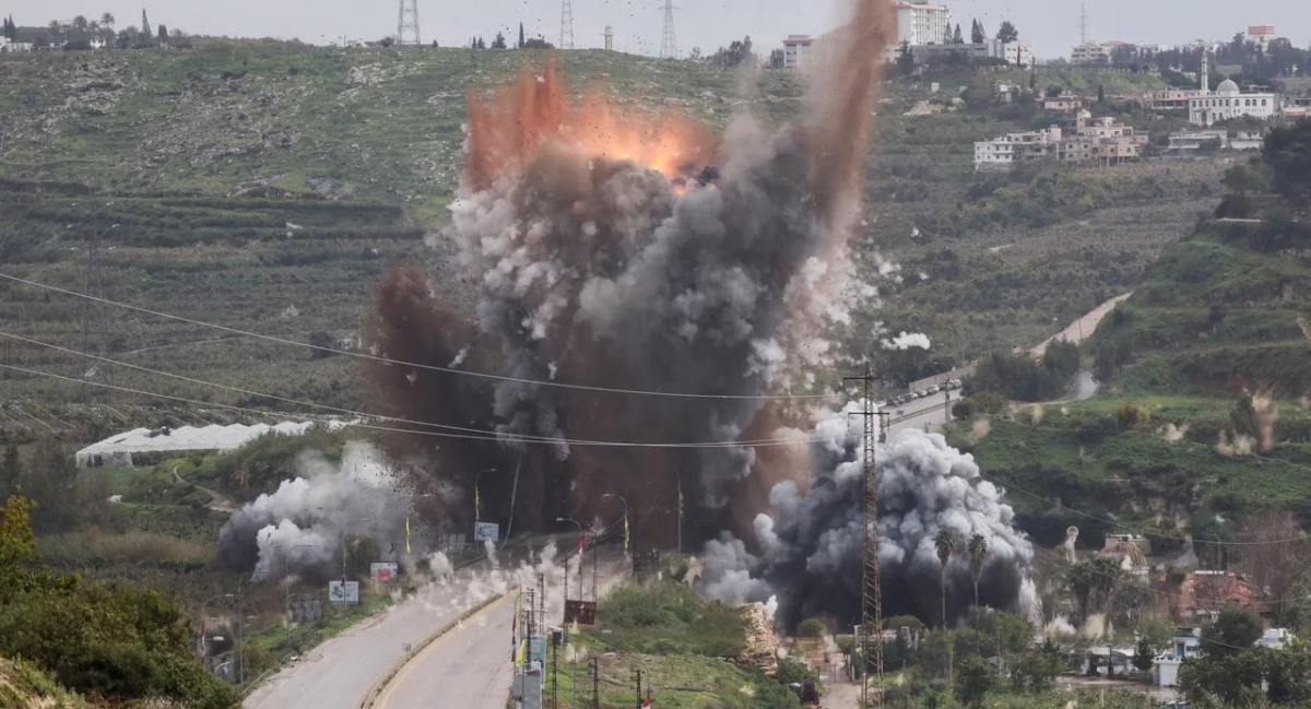 غارات إسرائيلية تستهدف جسور نهر الليطاني وتوقع شهيدًا في جنوب لبنان