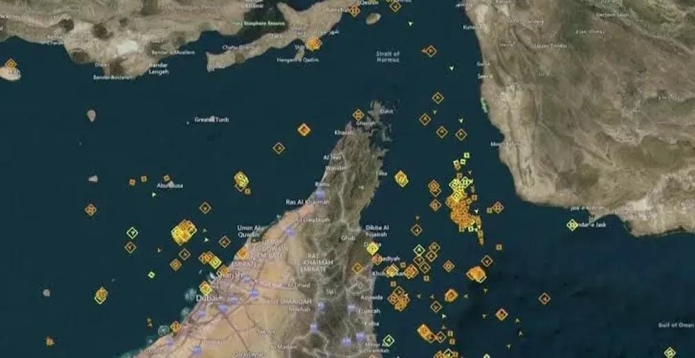 عواصف عنيفة تضرب مضيق هرمز وتهدد بوقف الملاحة لأيام