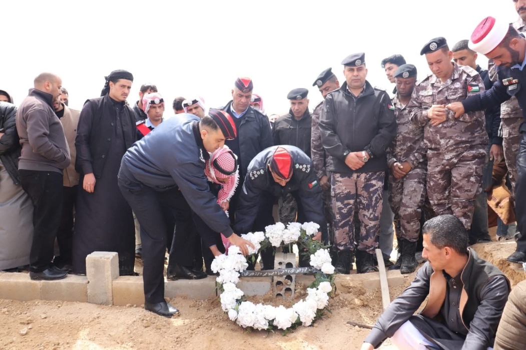 العميد الرعود يشارك بتشييع جثمان الرائد معاذ النعيمات في معان  صور