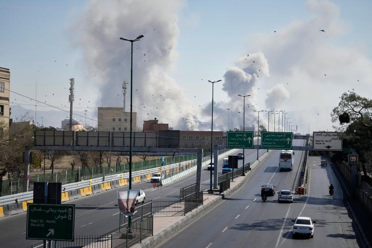 تصعيد واسع فجر الثلاثاء: هجمات صاروخية متبادلة وتحركات دبلوماسية لاحتواء “أزمة الطاقة”