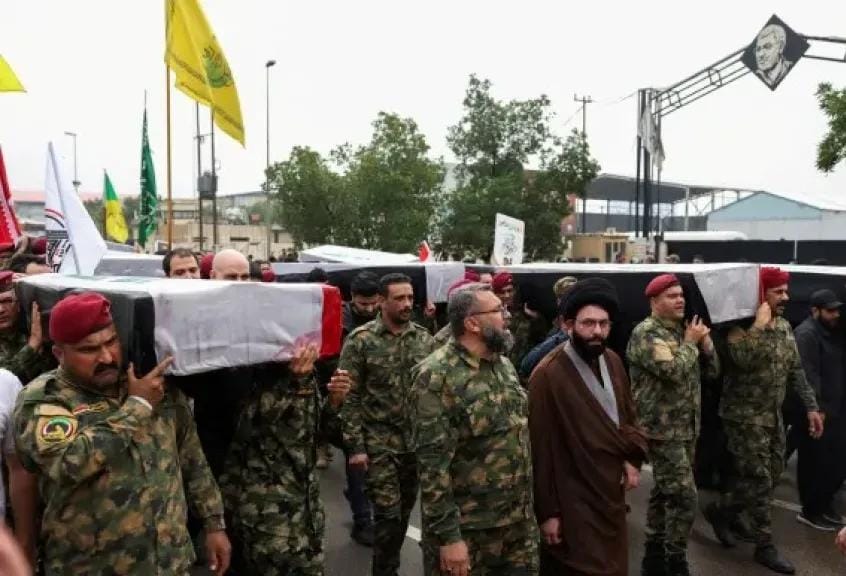 تطور مفاجئ.. الحكومة العراقية تأذن للحشد الشعبي بالرد على الهجمات الأمريكية والإيرانية!