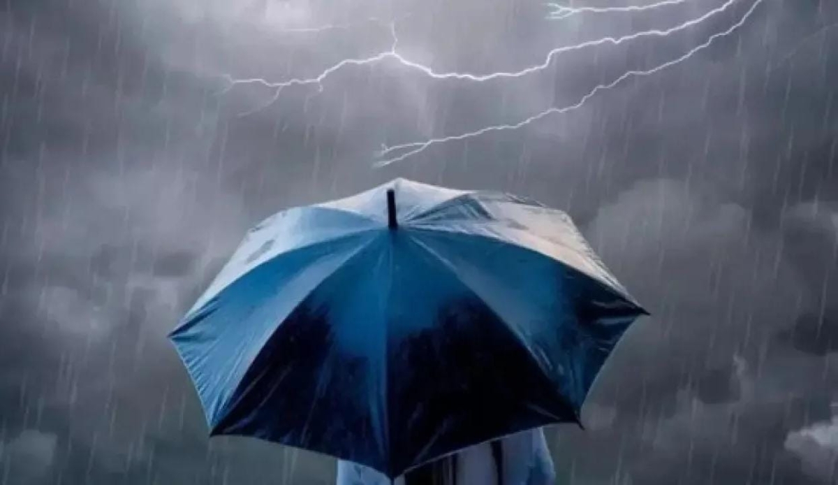 الأرصاد: المنخفض بدأ.. وابتعدوا فوراً عن مجاري السيول
