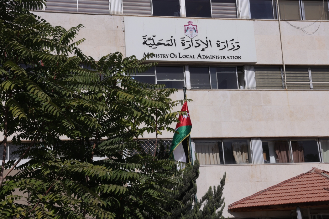 الإدارة المحلية توعز للبلديات بنشر أرقام غرف الطوارئ ومعالجة البلاغات فورا
