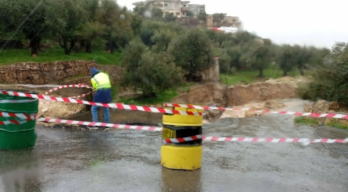 بلدية الطفيلة تغلق طريق “الموردة” بسبب مداهمة سيول الأمطار