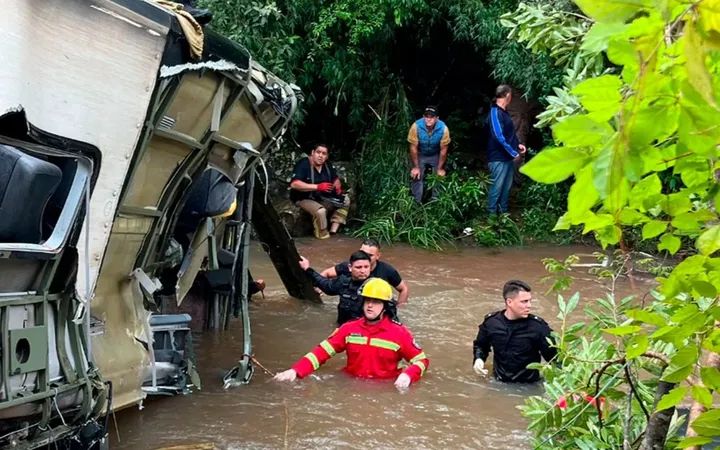 وفاة 18 شخصا على الأٌقل في حادث غرق حافلة ركاب في نهر بوسط بنغلاديش