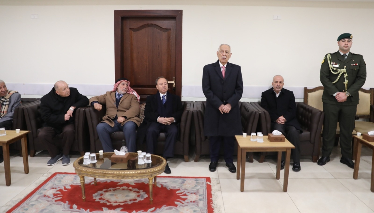 مندوبا عن الملك وولي العهد. العيسوي يعزي آل صالح