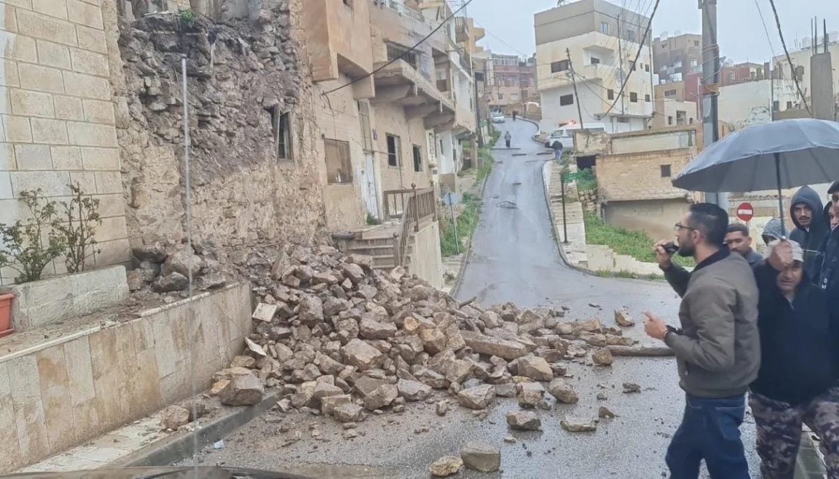 انهيار واجهة منزل قديم في الكرك