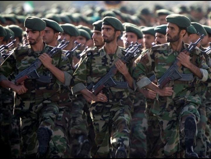 إيران تعلن حشدًا عسكريًا ضخمًا: مليون مقاتل جاهزون لأي تصعيد بري