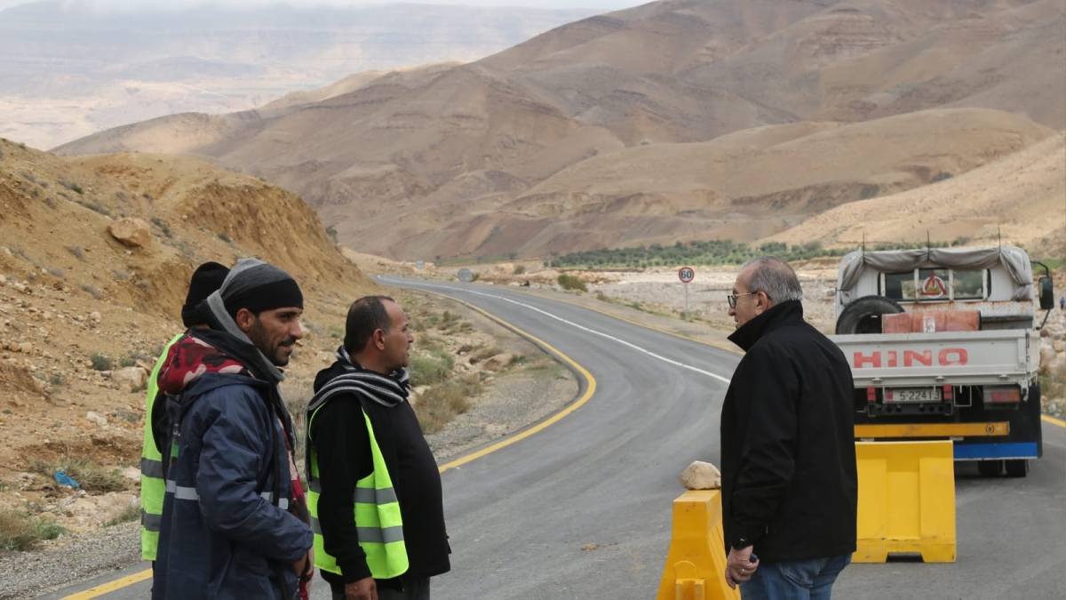 وزير الأشغال يتفقد طرق تضررت من السيول في الطفيلة والكرك