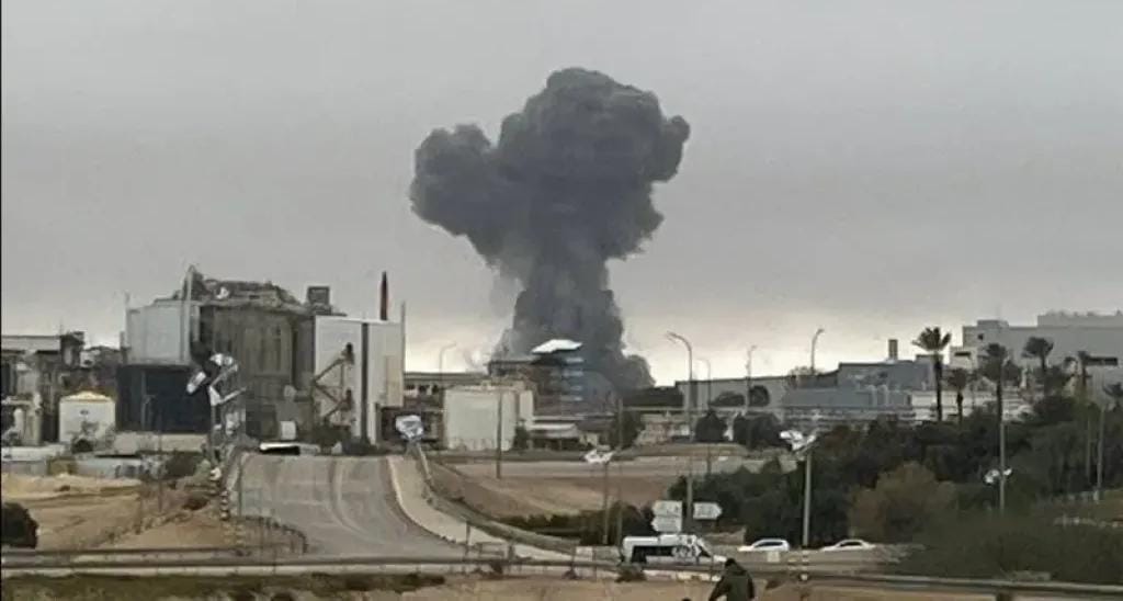 تحذيرات إسرائيلية من مواد خطيرة بعد قصف إيراني طال مصنعا للكيماويات في بئر السبع