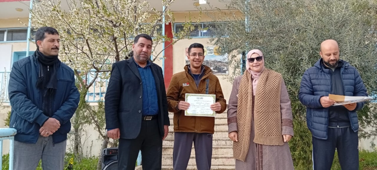 المصري تشارك طلاب مدرسة صمد الثانوية للبنين فعاليات الطابور الصباحي وتكرّم حفظة القران