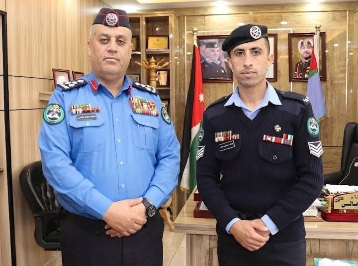 الأمن العام يكرم العريف محمود جرادات لإنقاذه مركبة من الاحتراق في جرش