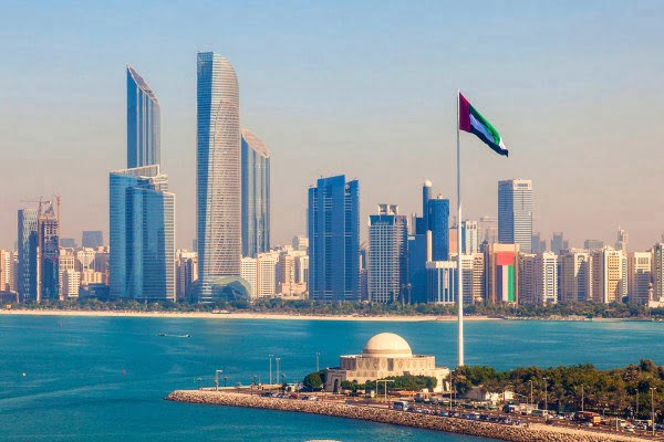 إصابة 4 أشخاص في دبي إثر سقوط شظايا اعتراض للدفاعات الجوية