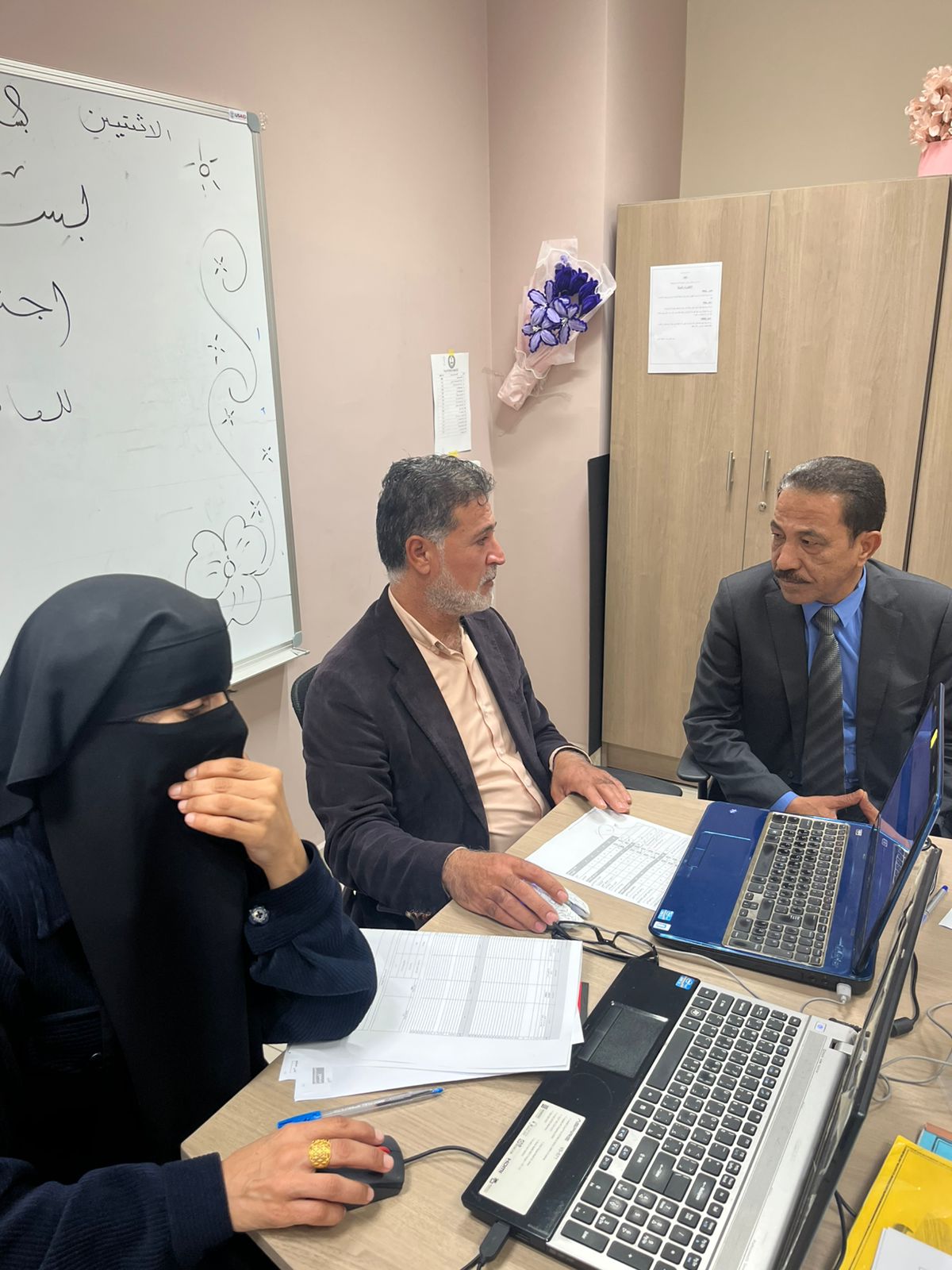 مدير تربية الموقر يتابع مناقشة التشكيلات المدرسية لشبكة  مدارس رجم الشامي