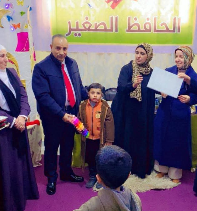 العقيل يكرم حافظي القرآن الكريم.