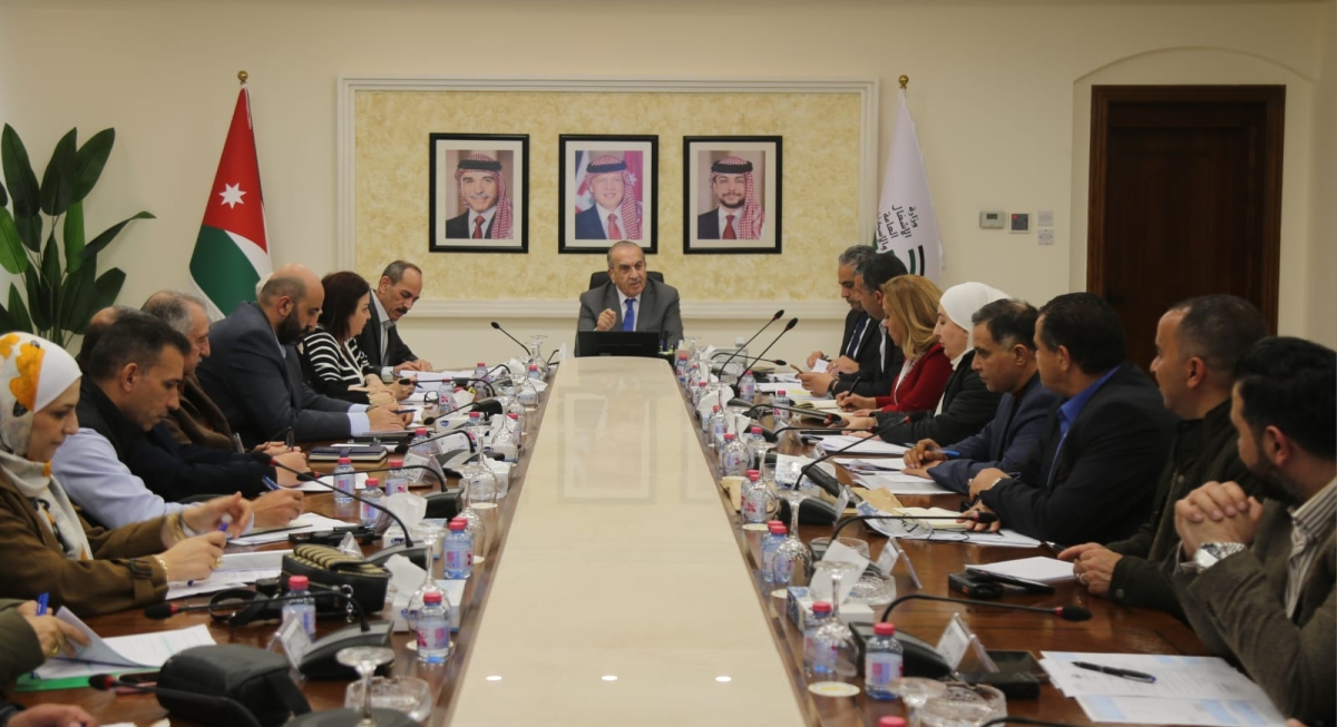 أبو السمن يشدد على تعزيز كفاءة الأداء الميداني وتوفير الاحتياجات اللازمة لضمان استمرارية تقديم الخدمات بكفاءة