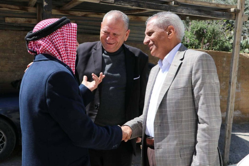 الرقاد يؤكد تعزيز خدمات المتقاعدين العسكريين خلال زيارة للطفيلة...صور