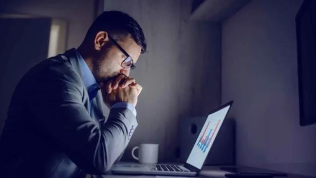 كل 5 سنوات من العمل الليلي قد تكلّفك عاماً من عمرك