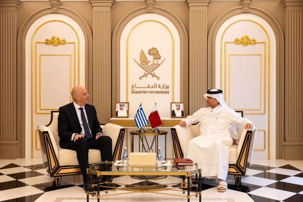 نائب رئيس مجلس الوزراء ووزير الدولة لشؤون الدفاع يلتقي وزير الدفاع اليوناني