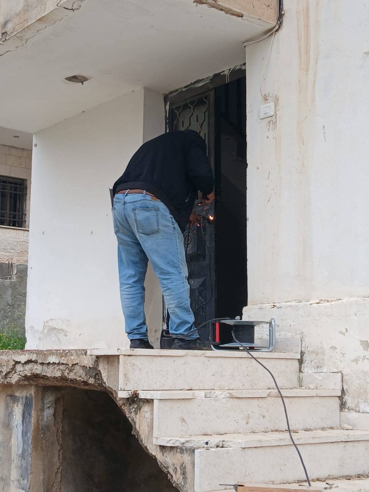 خريسات وبني ياسين يستجيبان لشكوى مواطن حول عمارة مهجورة تهدد سلامة الأطفال في الجبل الأخضر