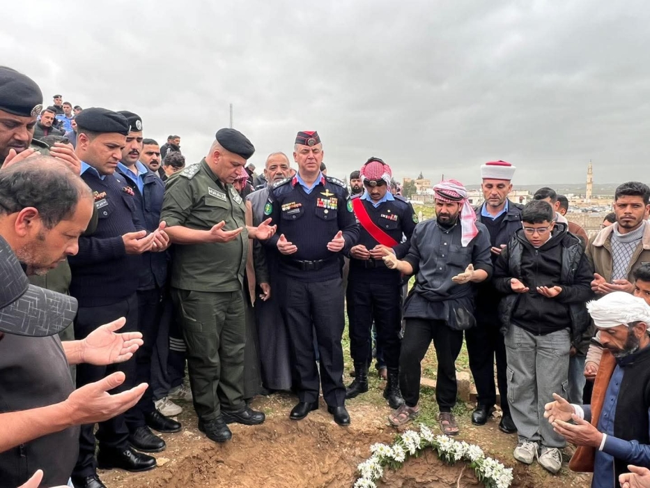 العميد فواز الخوالدة يشارك في تشييع جثمان الرقيب عبدالقاهر السرحان  صور