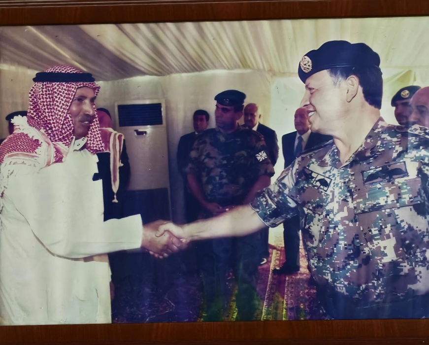 بين أروقة المدارس وبناء العقول نصف قرن من العطاء.. مدرسة تمشي على قدمين