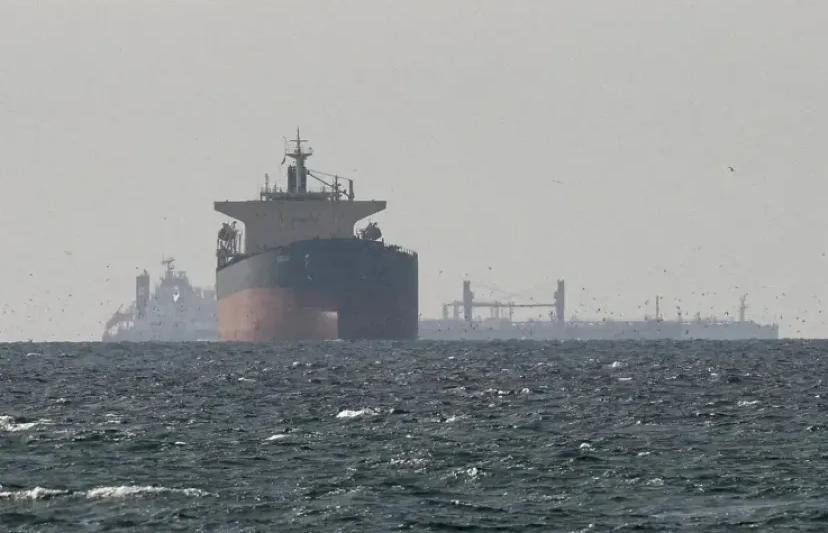 طهران تفرض ”نظام الاستئذان” في مضيق هرمز وتحذر من خطر إشعاعي بـ ”بوشهر”