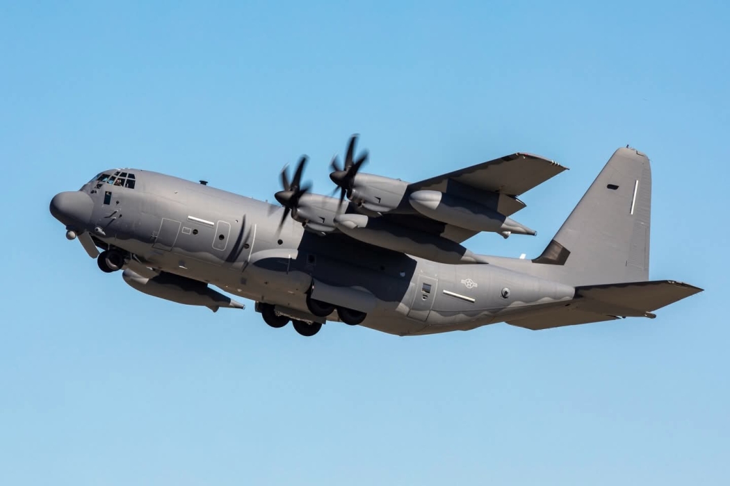 خسارة طائرتين أمريكيتين من طراز C130 خلال عملية إنقاذ وتفجيرهما في قاعدة إيرانية نائية