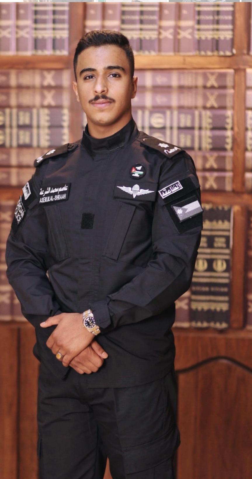 الشرعة يحتفل بتخريج الملازم عاصم محمد فريوان من أكاديمية شرطة الشارقة