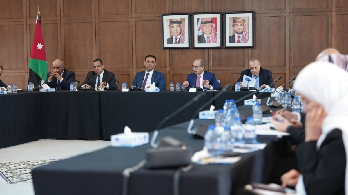 الحكومة تواصل عقد حوارات حول مسودة مشروع قانون الإدارة المحلية مع كتلة حزب عزم النيابية ...صور