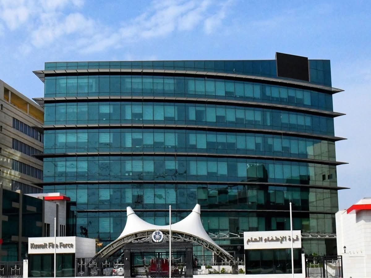 الإطفاء الكويتية تعلن إخماد حريقي مجمع الوزارات ومجمع القطاع النفطي دون إصابات