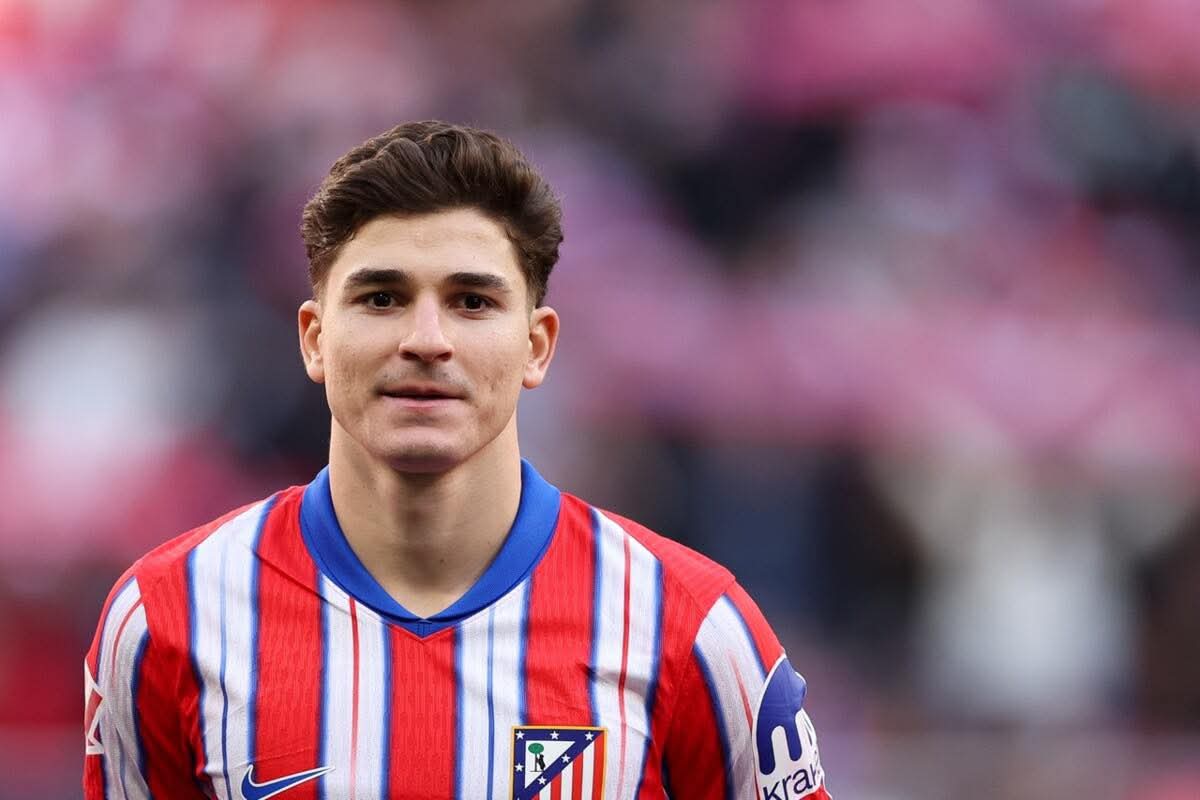 رئيس اتلتيكو مدريد ينفي شائعات رحيل جوليان الفاريز