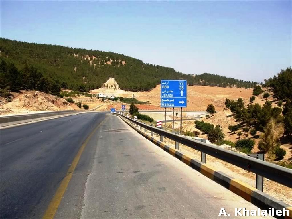 إنشاء طريق بديل في سوف بعد انهيار أحد الطرق جراء غزارة الأمطار