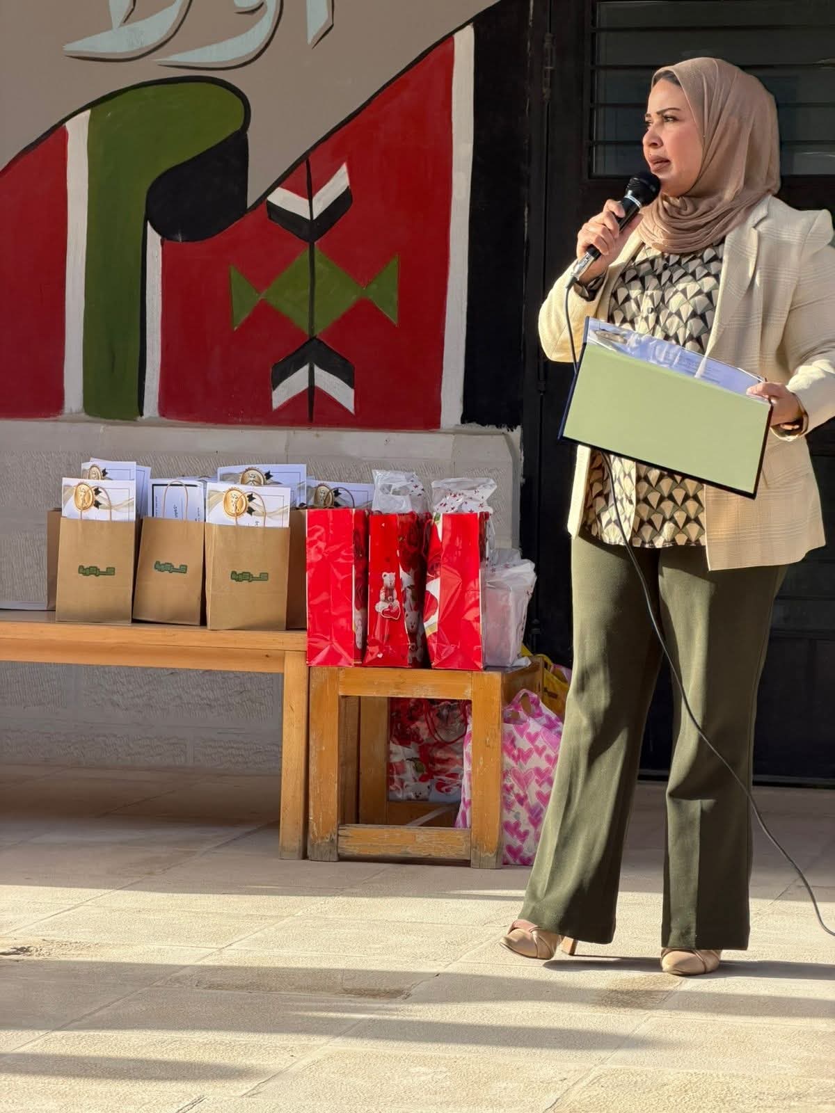 الجبور تكرّم الكوادر التعليمية والطالبات المتفوقات في مدرسة النقيرة الثانوية ....صور