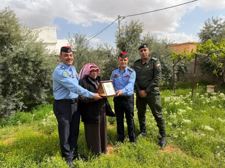 مديرية الأمن العام تُكرّم عدداً من المتقاعدين العسكريين من الرعيل الأول في البادية الشمالية  صور