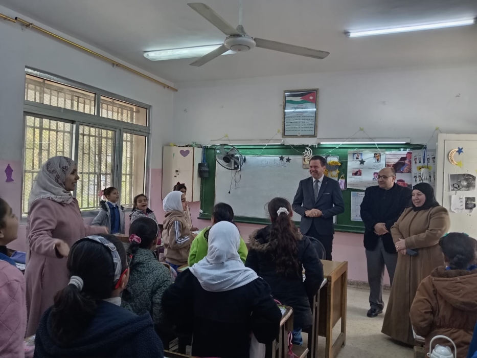 مدير تربية جرش يتابع واقع التعليم في مدرستي البركتين ووادي الدير الغربي ويشارك الطلبة مبادرة “صمود” الوطنية